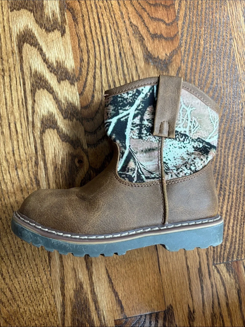 Kids Mountain Creek Terrain camouflage boots, size 9. Excellent condition